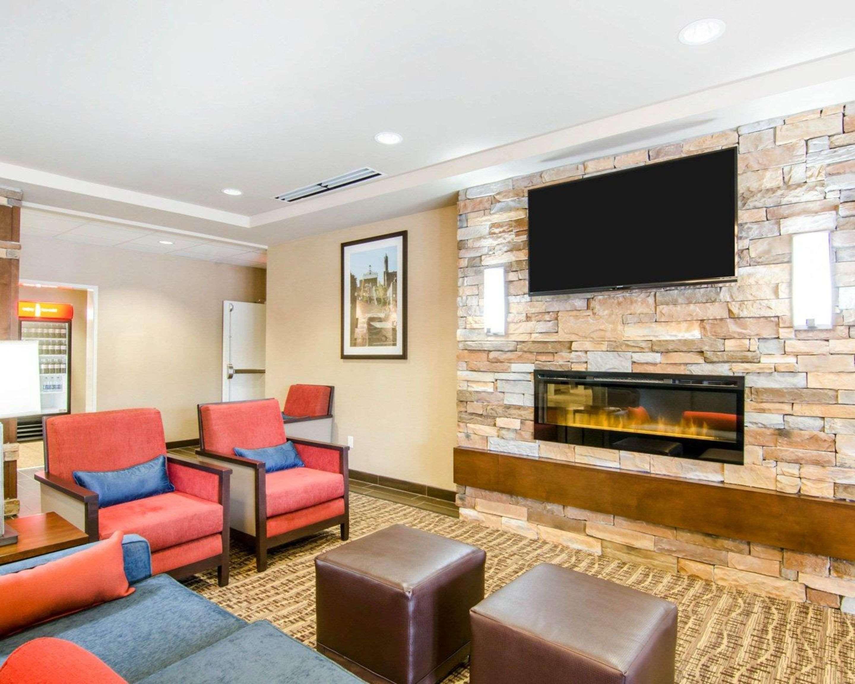 Comfort Inn & Suites Lynchburg Airport - University Area Екстер'єр фото