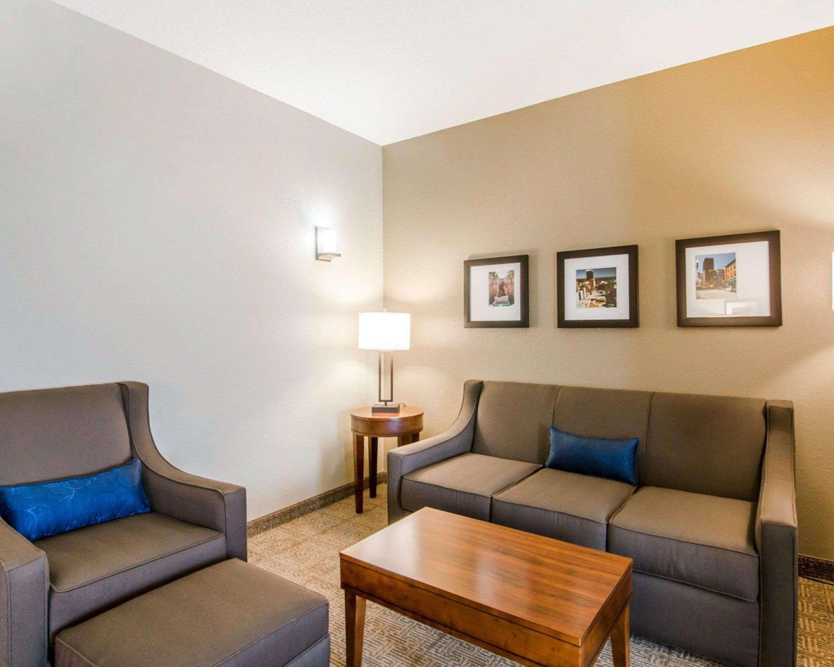 Comfort Inn & Suites Lynchburg Airport - University Area Екстер'єр фото